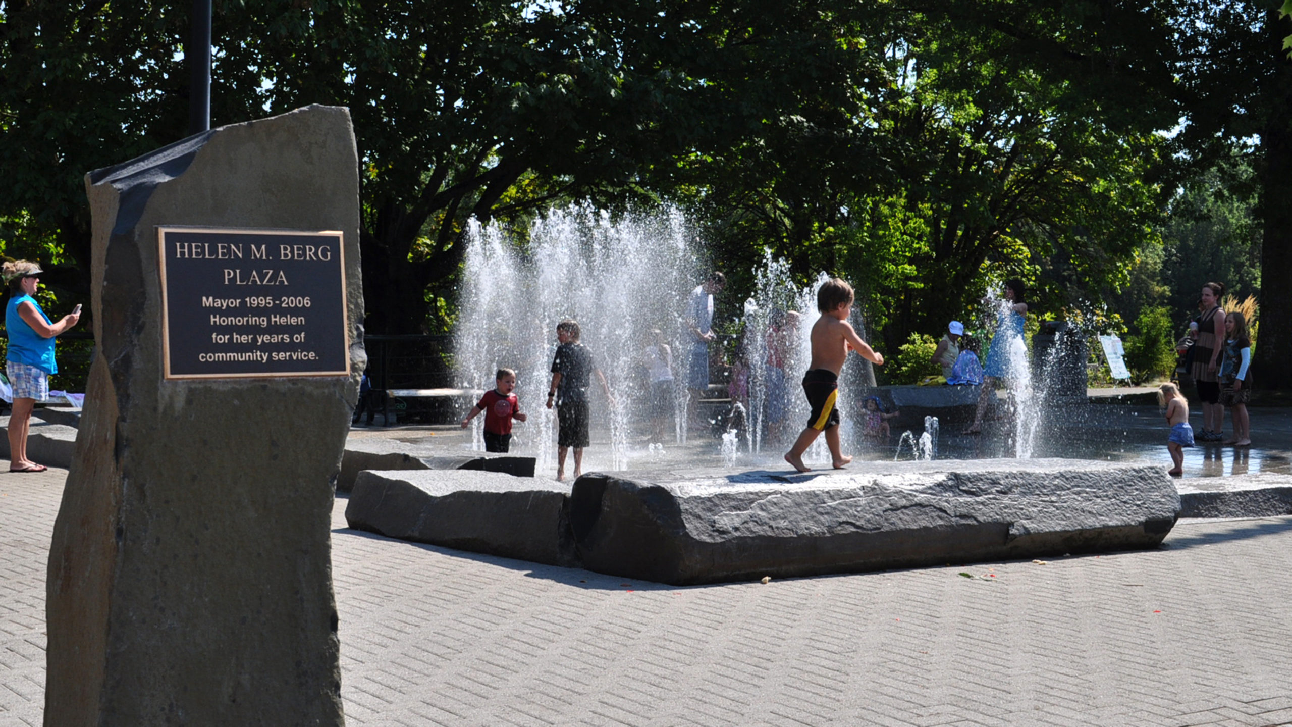 Riverfront Commemorative Park | Image 5/9